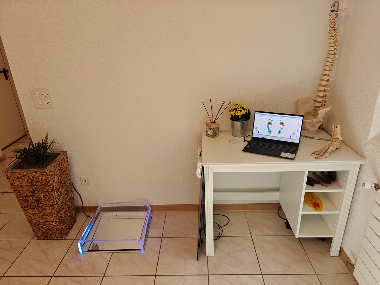 La postazione dello studio dove si svolge la valutazione, con la poltrona e il piano di lavoro